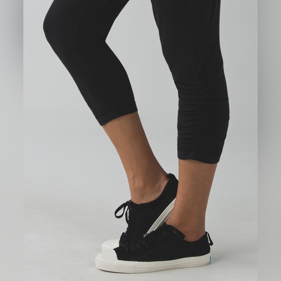 EUC Lululemon Sunset Salutation Crop in Black - Picture 7 of 15